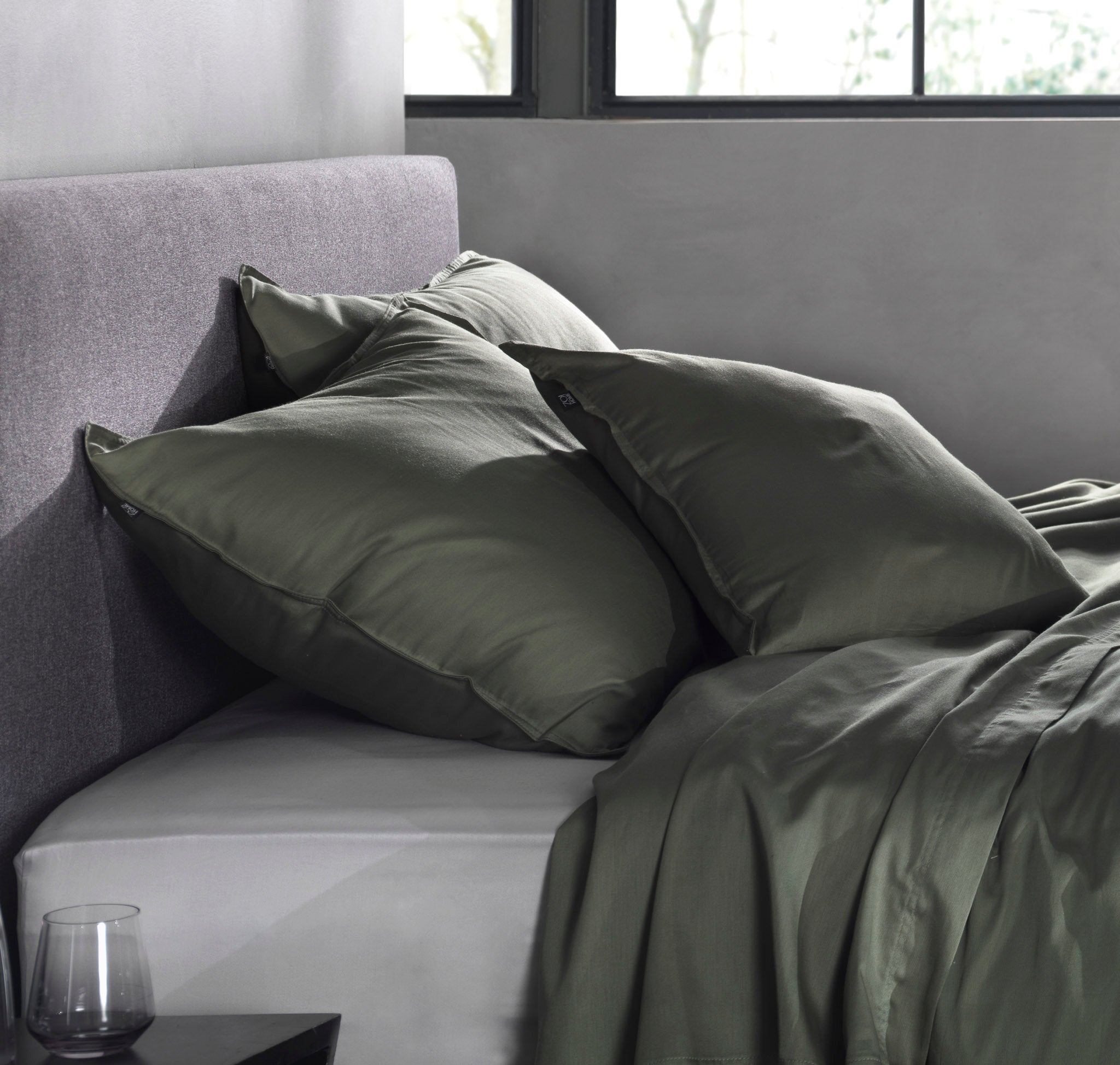 Zo Home kussensloop Satinado Army Green satijn