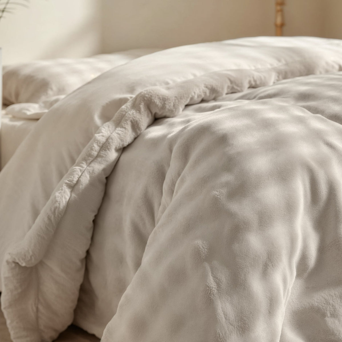 Sleeptime Dekbedovertrek Nepbont Pompom Beige