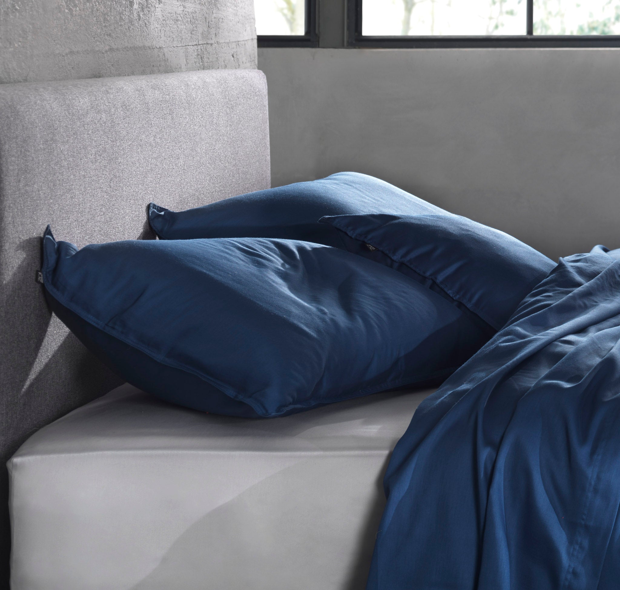 Zo Home kussensloop Satinado Evening Blue satijn